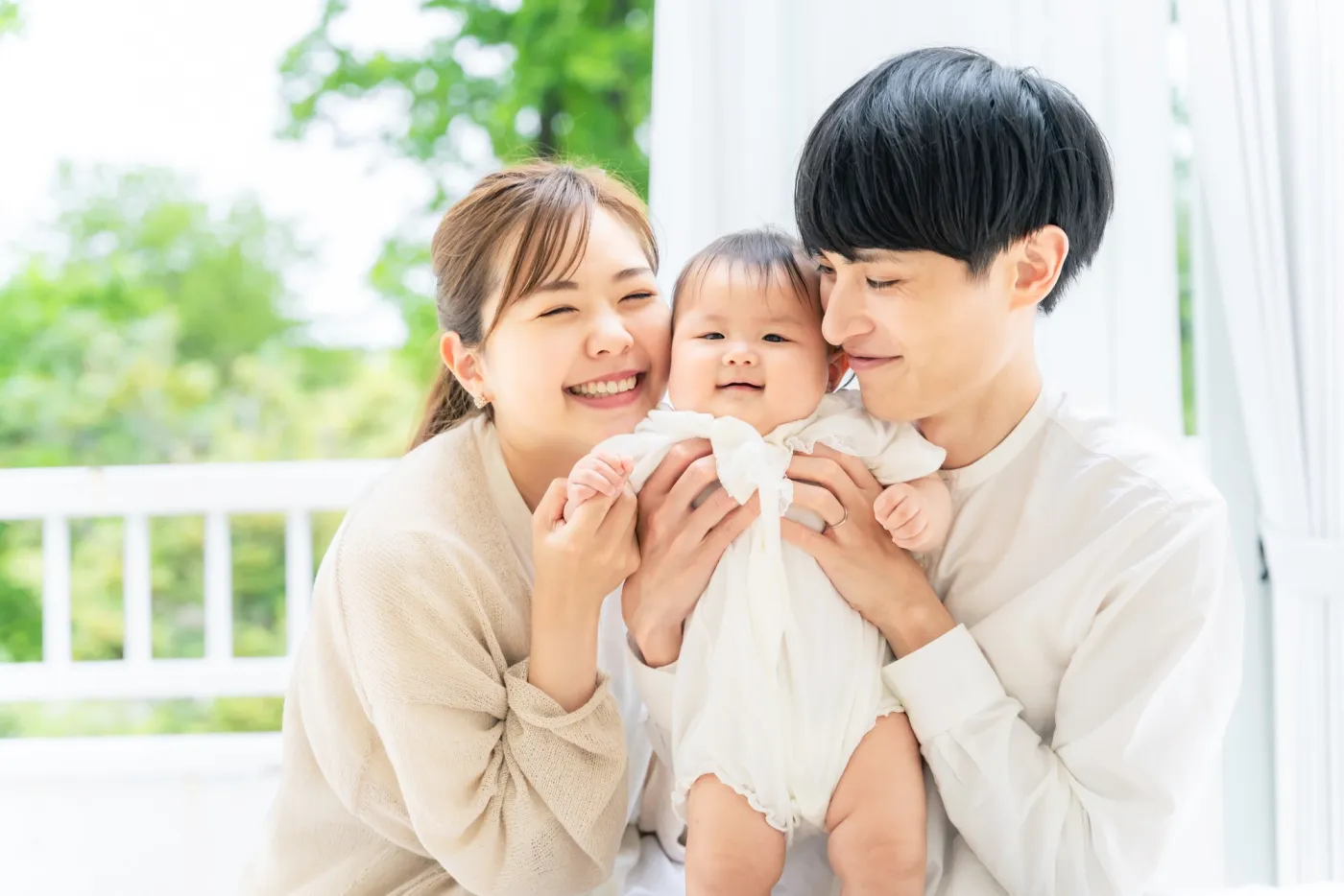 赤ちゃんを抱く家族のイメージ